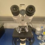 Microscópio Biológico do Laboratório experimental de paleontologia e hidrogeologia