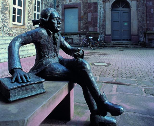Estátua de Lichtenberg na Universidade de Gotinga, Alemanha