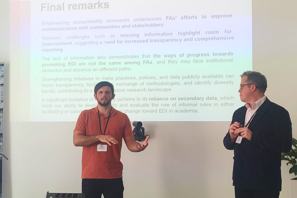Evandro Coggo, um dos pesquisadores da Frente 1, apresenta trabalho sobe equidade e diversidade nas agências de fomento