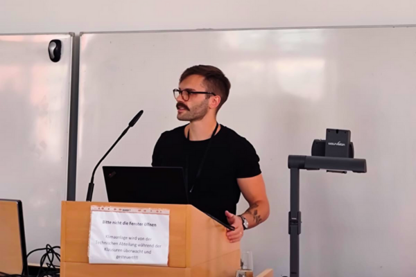 Gabriel Falcini, pesquisador, apresenta trabalho sobre a colaboração indústria-universidade