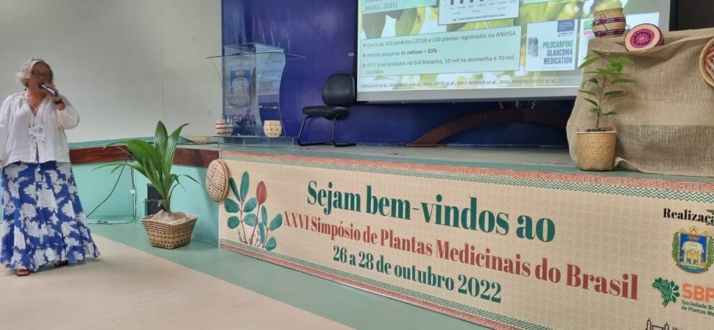 Dra. Nadja apresentando o projeto PROFitos BioAM e seus resultados parciais no XXVI Simpósio de Plantas Medicinais Brasileiras