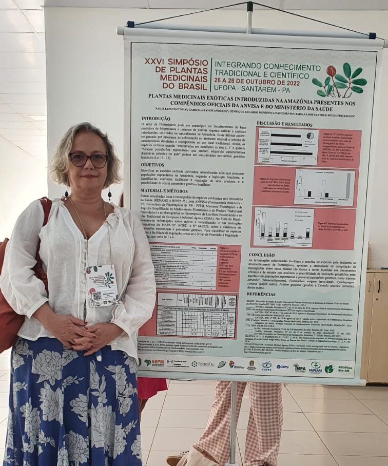 Dra. Nadja Lepsch-Cunha apresentando o banner da pesquisa "Plantas medicinais exóticas introduzidas na Amazônia presentes nos compêndios oficiais da ANVISA e do Ministério da Saúde"